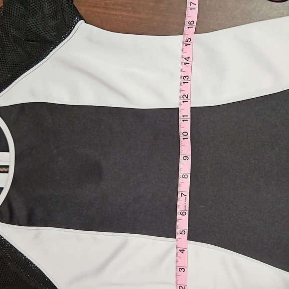 Romeo & Juliet Couture | Black and White Form Fitting Dress - Picture 7 of 8